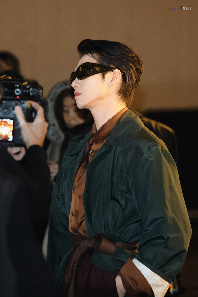 魏大勋与圣罗兰巴黎再聚 魏大勋巴黎时装周这身真的绝，复古撞色质感拉满，腰间细节勾