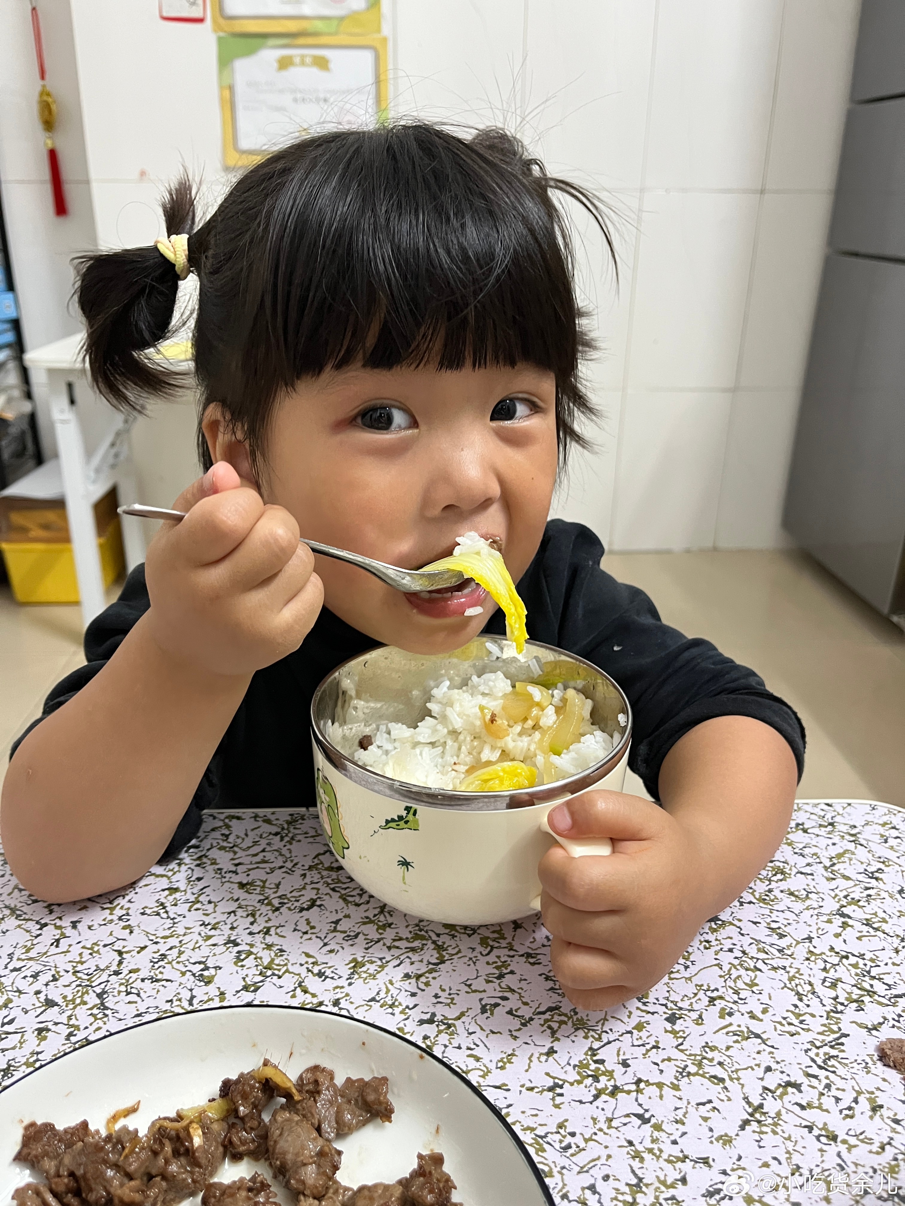 吃饭了，今天吃太晚，不利于减肥，不是说超过6点不要吃东西吗？今晚三个菜，牛肉、小