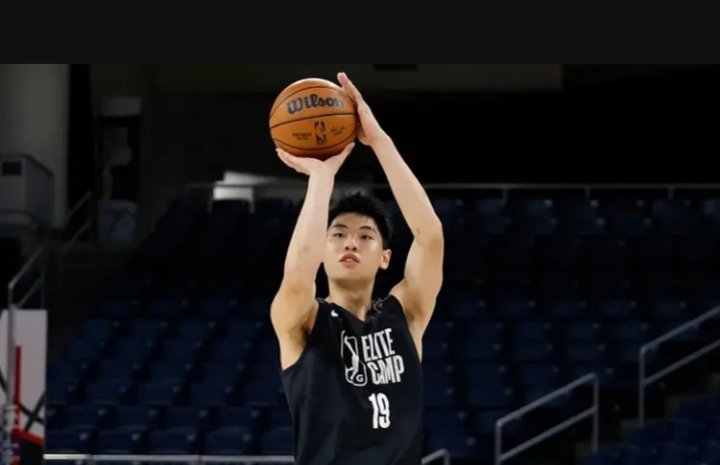 中国篮球球员崔永熙新赛季将不会留在CBA，他接近与NBA布鲁克林篮网队达成一份双