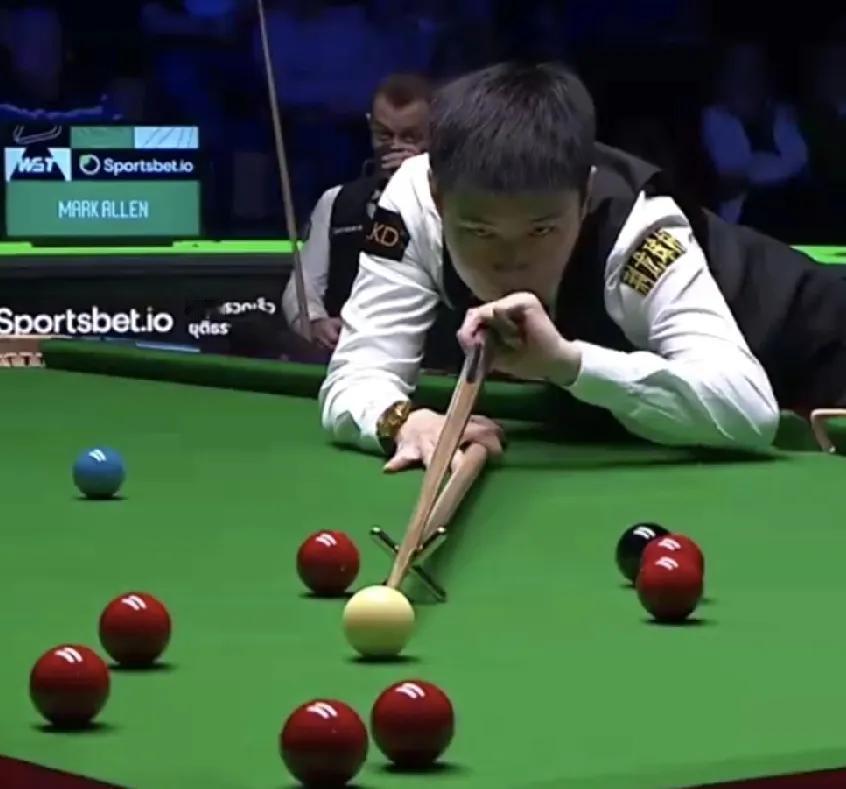 赵心童再轰单杆破百103分，103-16赢了第7局，比分追至3~4暂时落后。
大