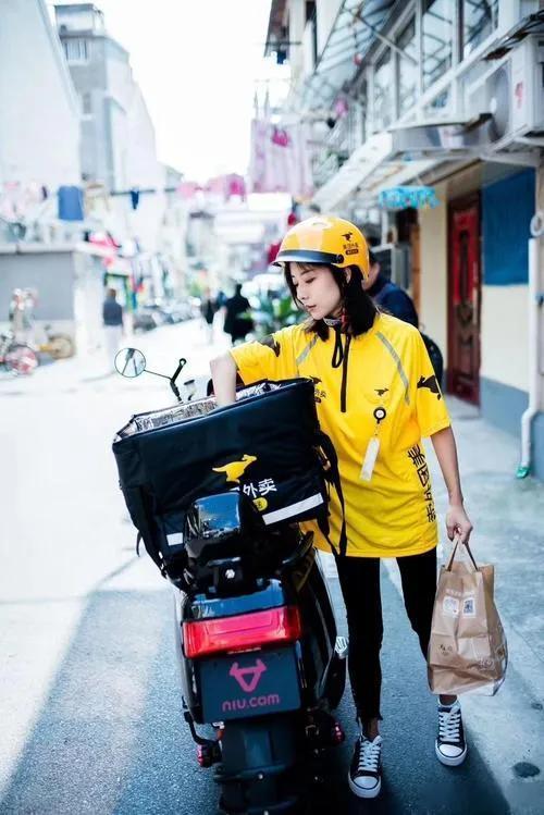 外卖骑手电动车必须限速，这是国家强制标准要求，更是为了安全——但骑手要靠速度多接