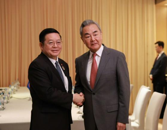 高规格安排中国。当地时间7月21日，中国外交部长王毅抵达菲律宾马尼拉，在现场受到