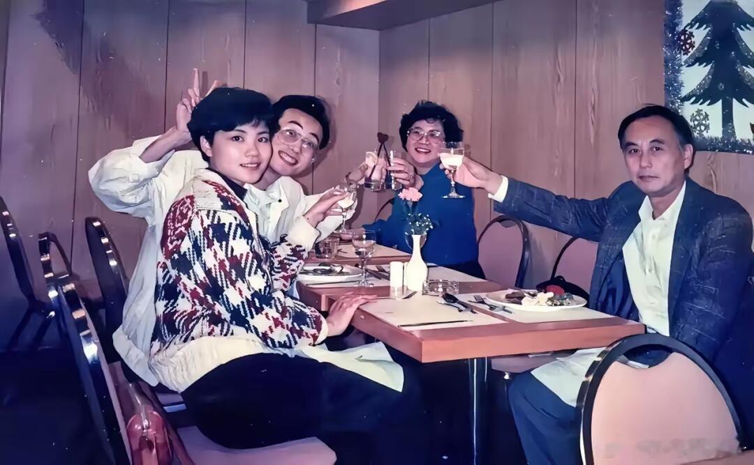 1987年，王菲放弃厦门大学生物系的录取资格，随着父亲移居香港，拜戴思聪学习声乐
