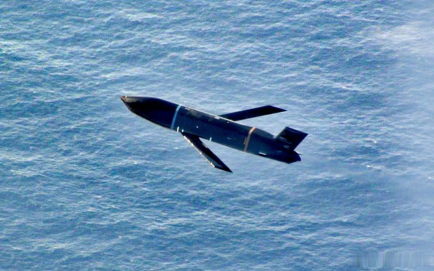 鳖LRASM每天认识一件兵器 深圳光启公司研发生产的“狂驰”隐身巡航靶弹，它并非