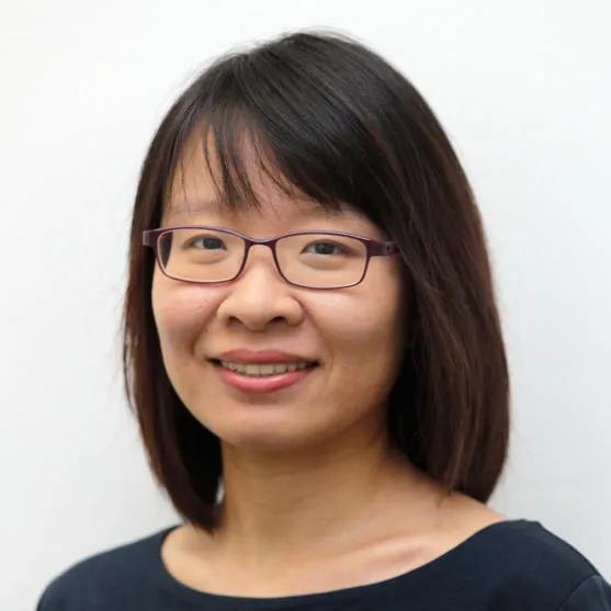 新加坡官媒记者杨丹旭发文：“胡锡进疾呼的宽松与自由。”
一个人喜欢“递枪”，另一