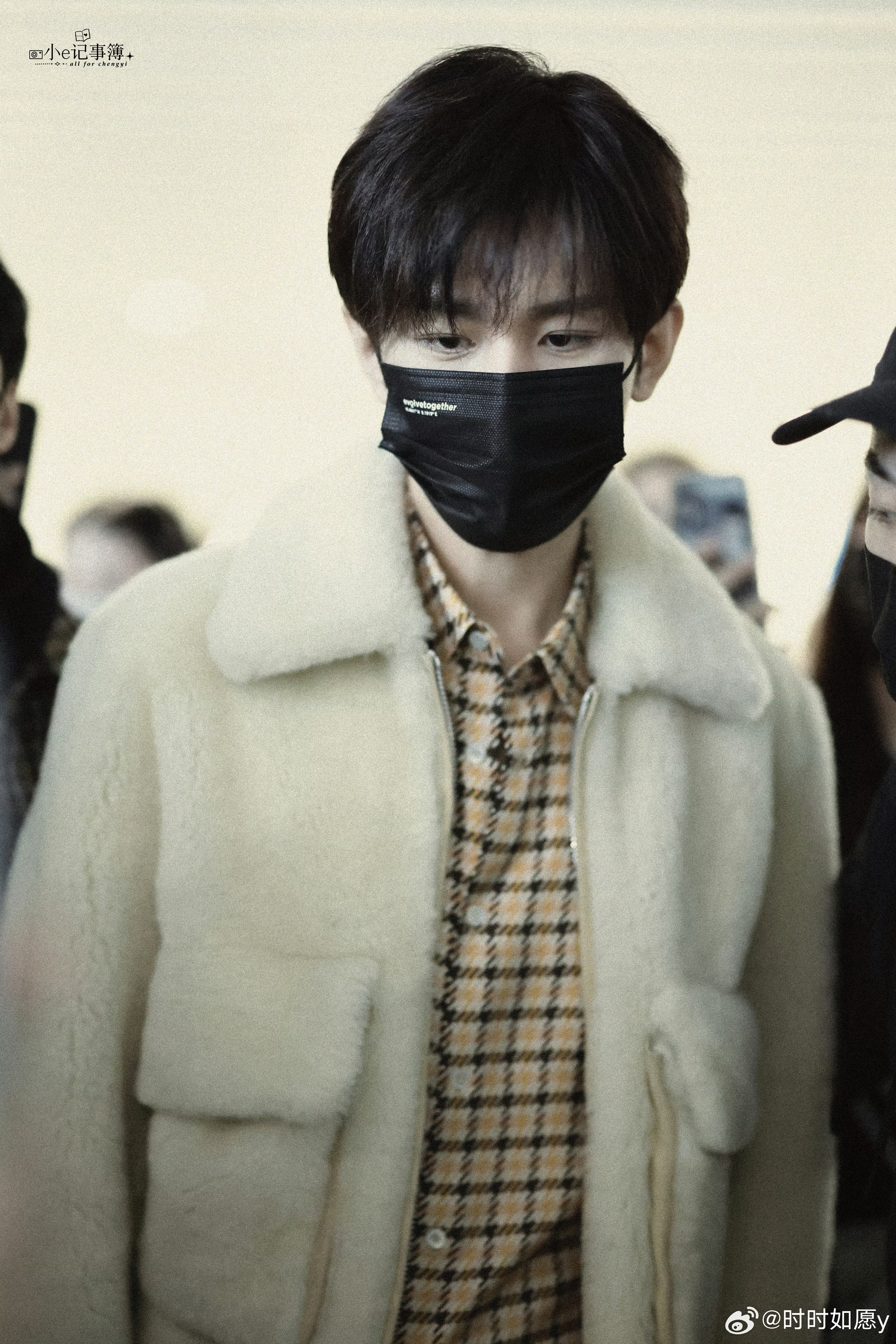 成毅两京十五日cy成毅朱瞻基浓墨般的眼睫，生了秋霜冰月，深邃的眸子，冷峻的看不到