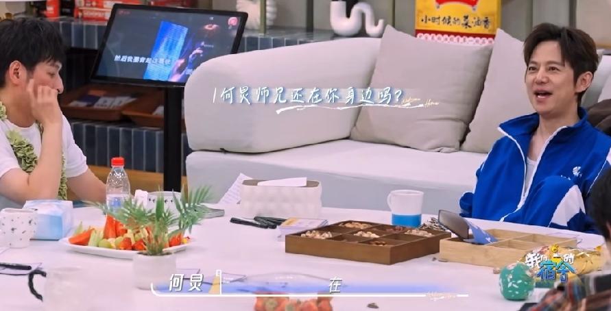 何炅与李维嘉参加节目，维嘉朗读1994年写给自己的时光来信，当读到“何炅师兄还在