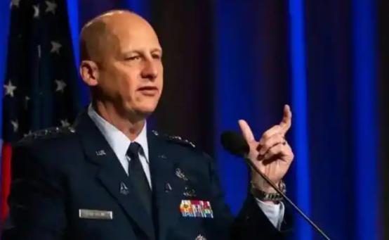 中东局势再度升温，伊朗以一次精准的导弹发射，上演了一场教科书级别的大国威慑。
