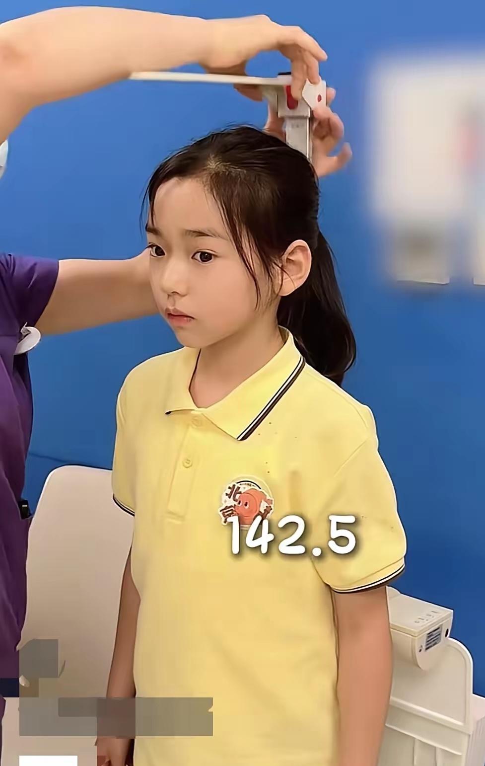 董璇光担心些没用的，
她带女儿小酒窝前往体检，孩子其他指标均正常，就是身高量出来