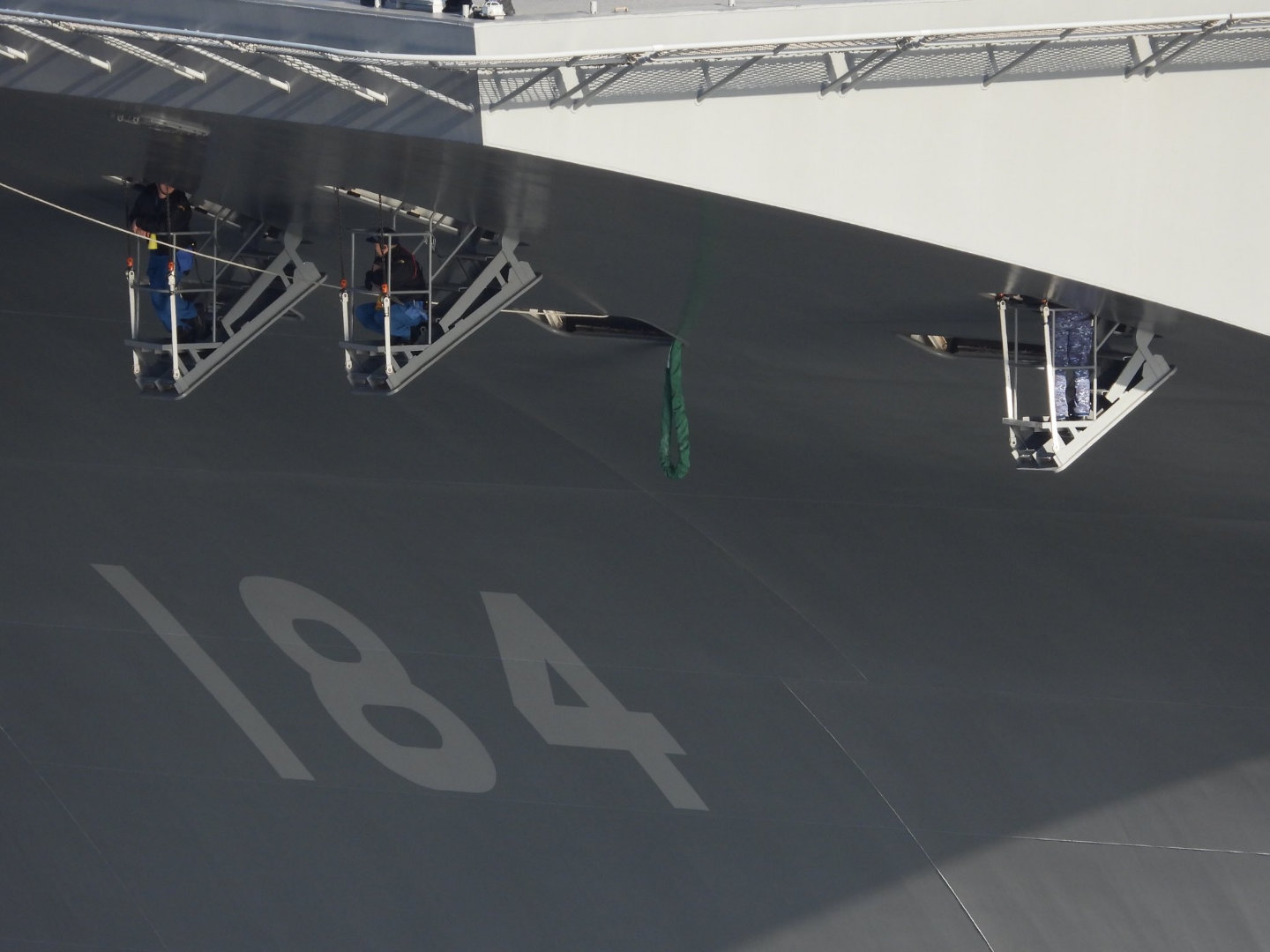 日本海自加贺号航母(DDH-184)舰艏的观察口，设计的还挺有意思，可开合的形式