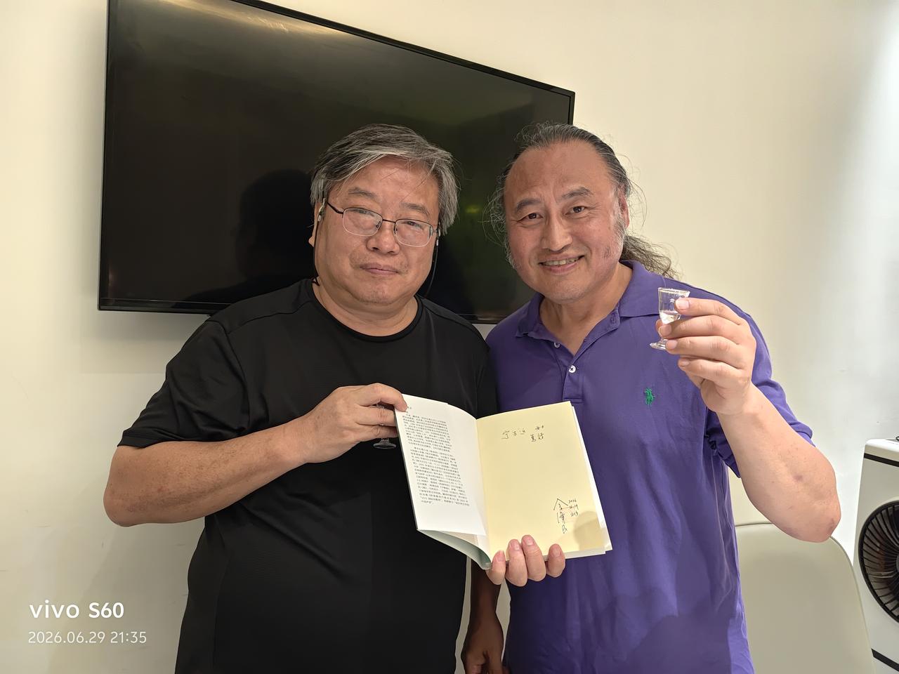 晚上与旅匈翻译家、作家余泽民老师及其家人小聚。余老师舅家出自武进谢氏，其大舅公为