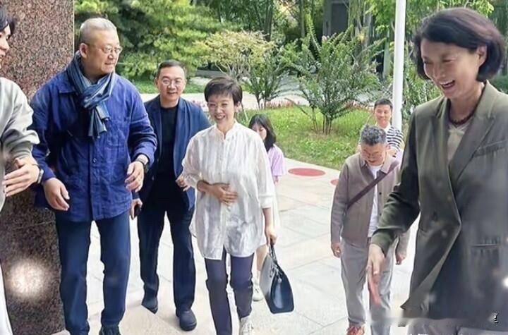 几位央视主持人难得同框，里面有三位熟悉的身影，有主持过《夕阳红》节目的著名主持人