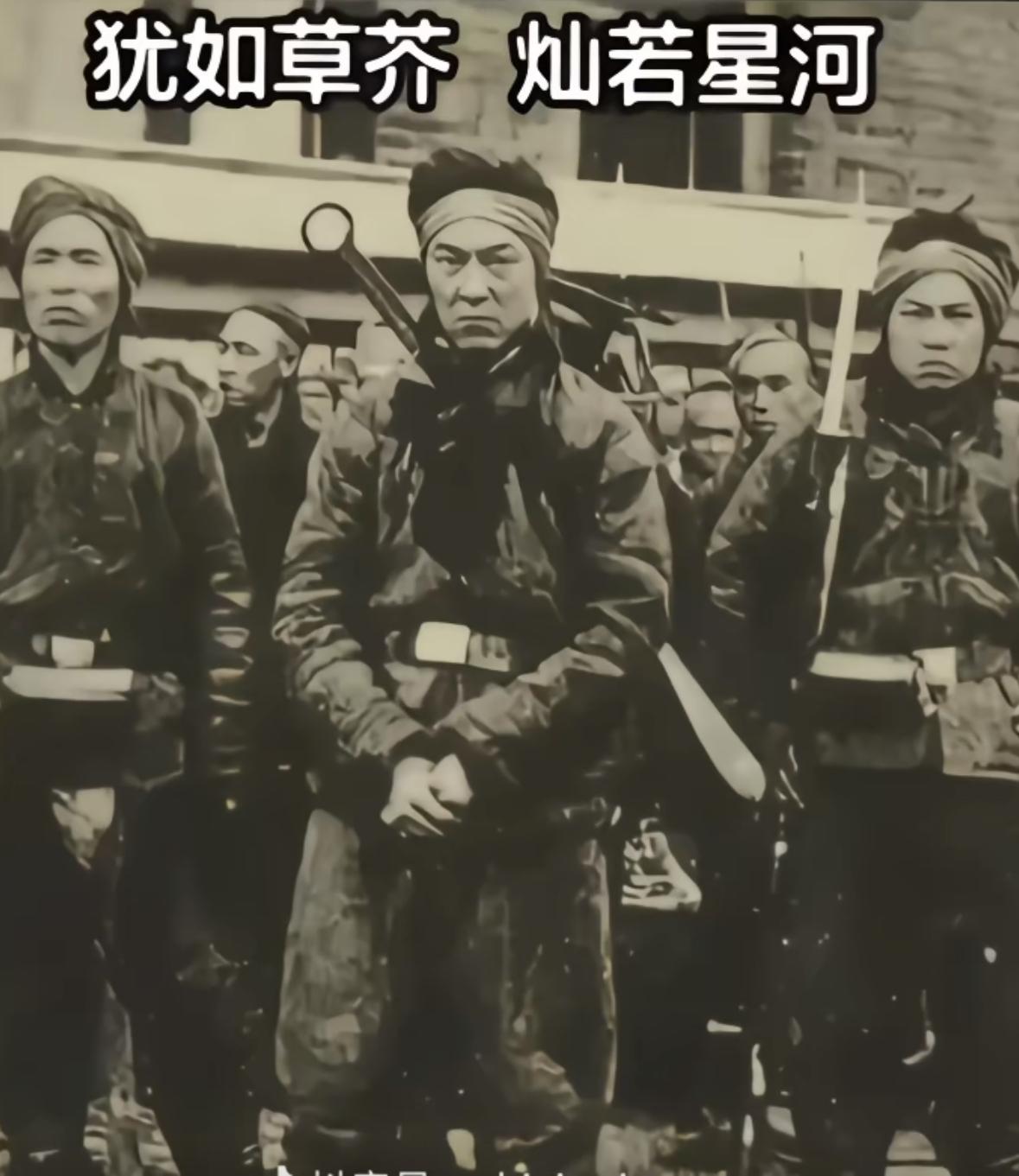 虽生若蝼蚁，“犹如草芥，却灿若星河”。义和团们的眼神里似乎有着不属于那个时代的光