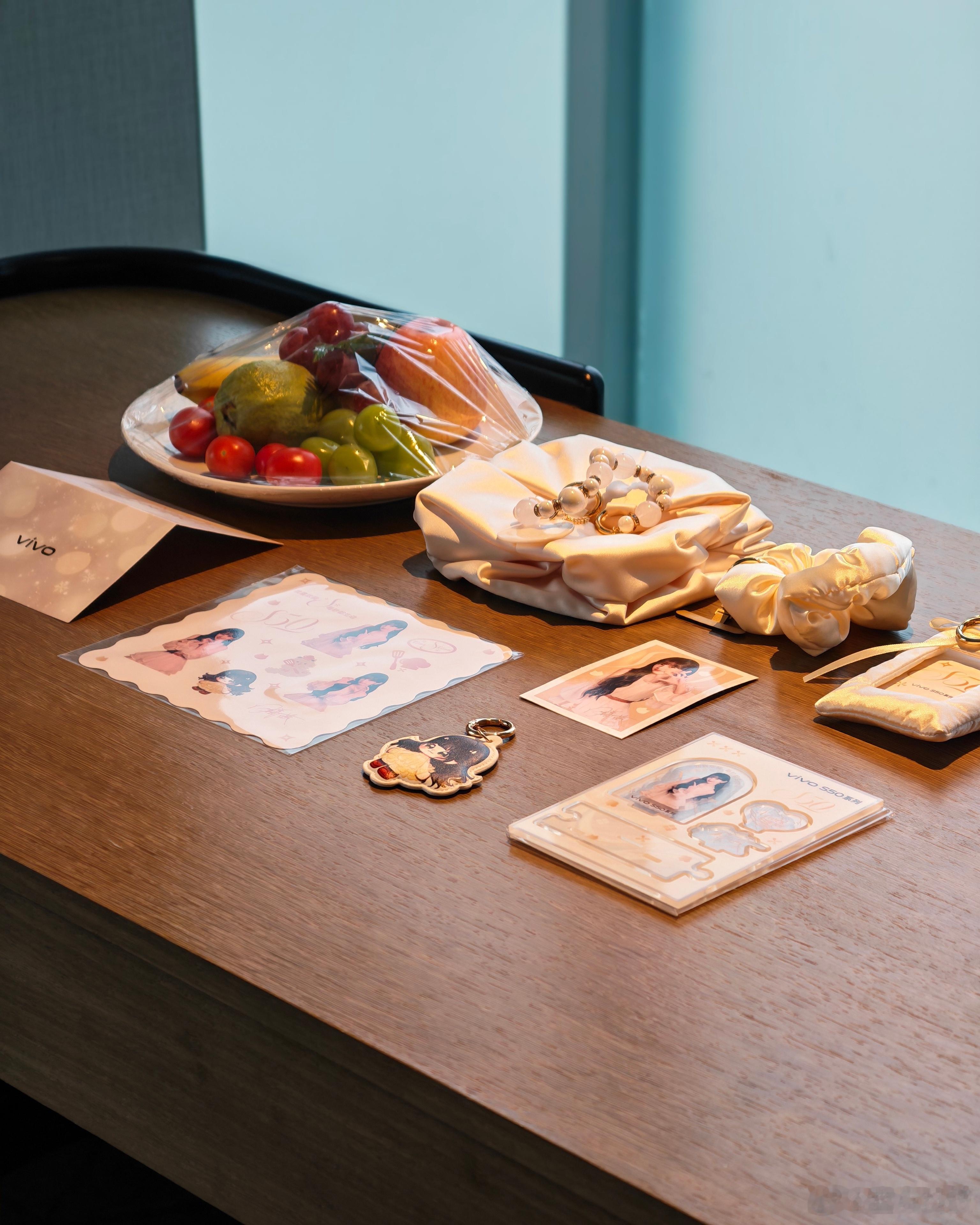 vivo S50系列新品发布会给大家开箱一下这次的伴手礼田曦薇签名照（隐藏款）以