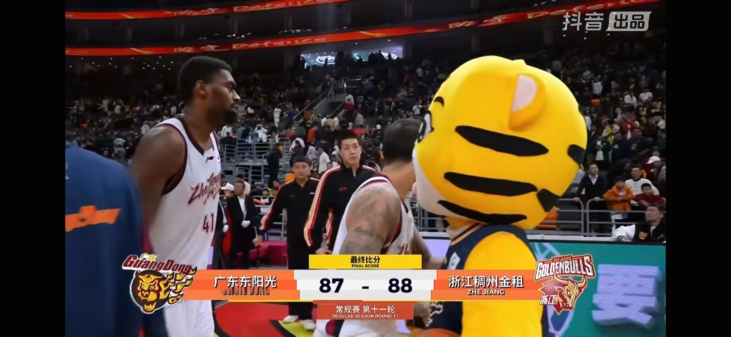 约克三分压哨绝杀广东，牛哞哞