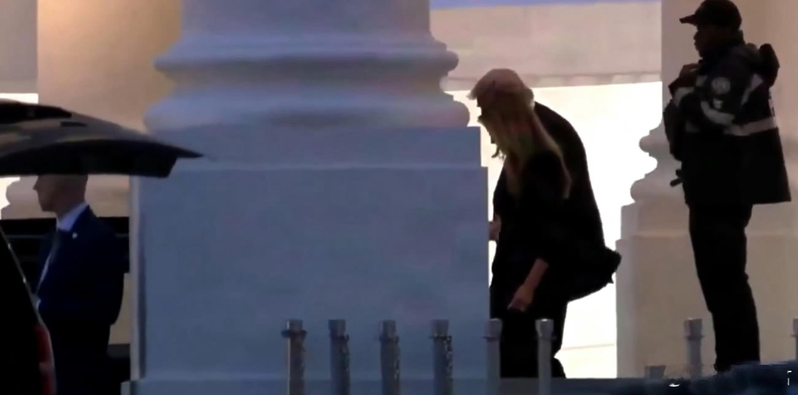 白宫晚宴枪击事件枪手身亡懂王这是在刷刺杀KPI啊，三度被刺，次次活蹦乱跳。