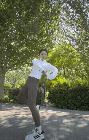 我不是不喜欢踢毽子。
是没有合适的人一起踢毽子。