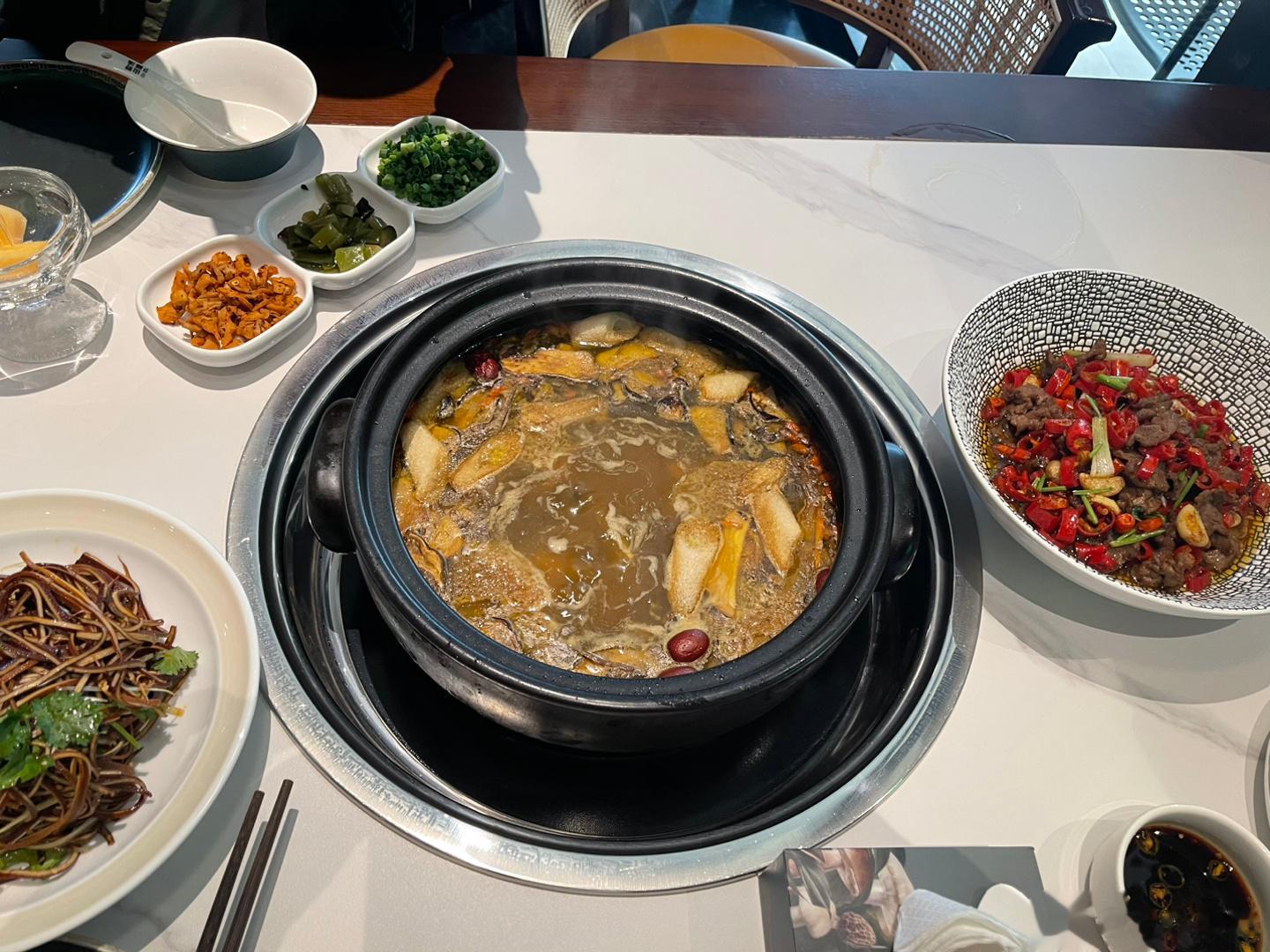 和吃菌子，朋友说吃了之后抓小人[允悲]我在昆明吃菌子从小吃到大都没中毒过，要是在