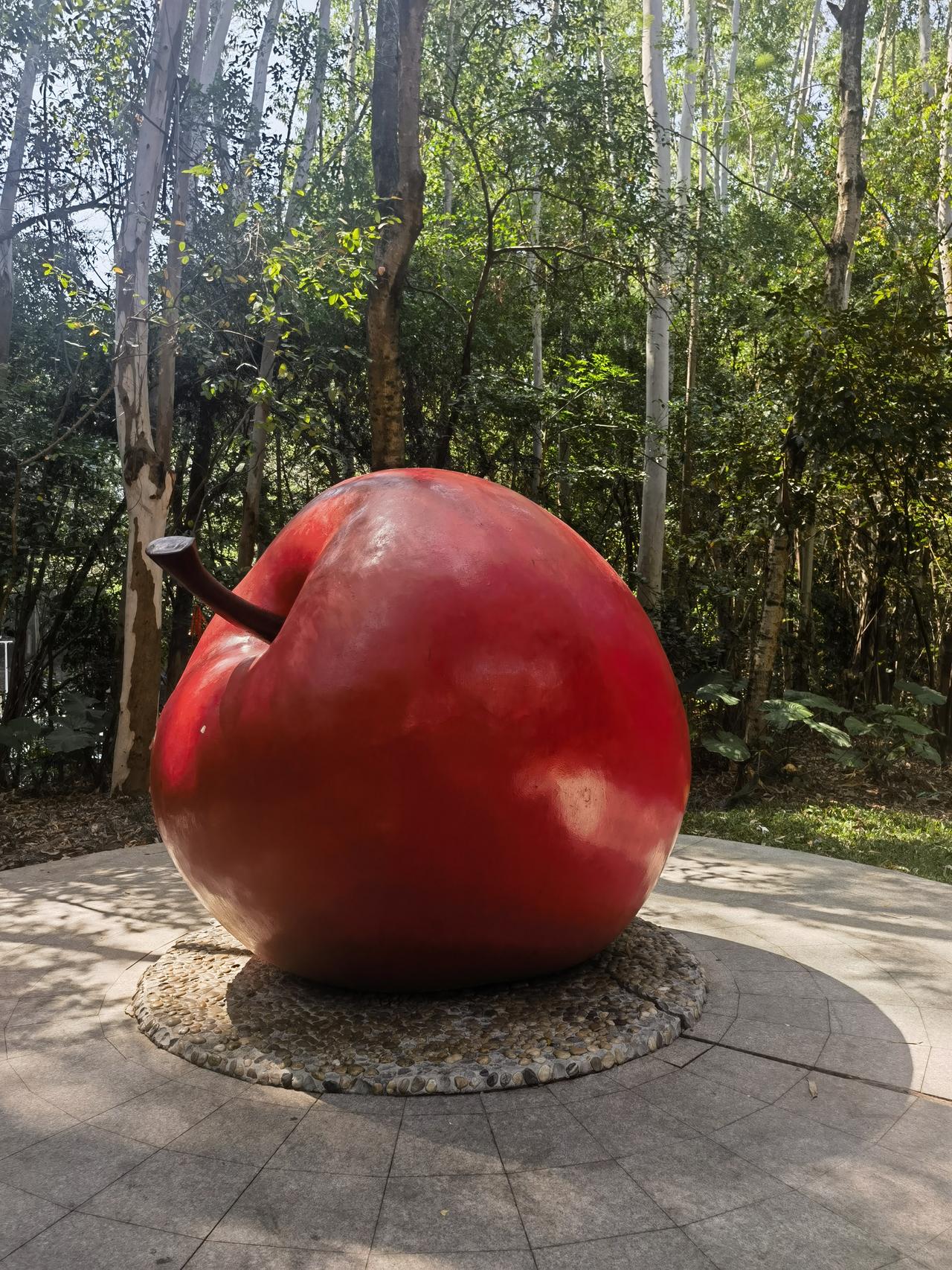 深圳园博园的苹果景观，形象生动迫真，给人们真心祝福，马年吉祥，平平安安，健健康康