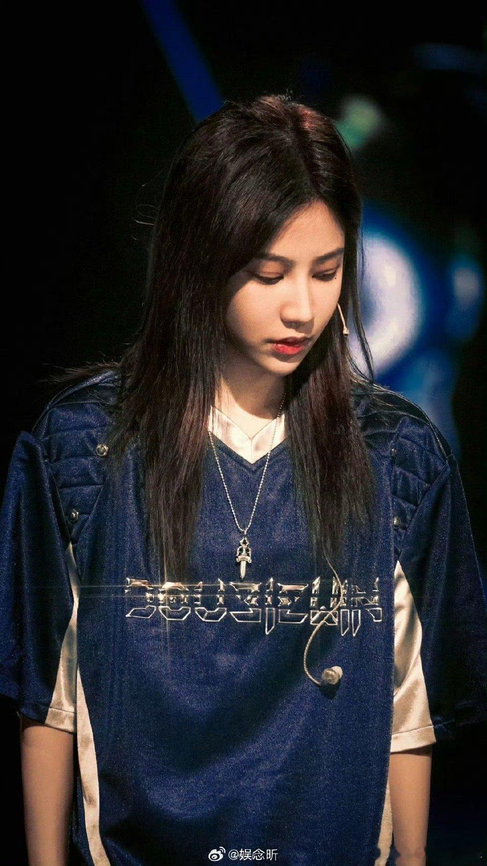 袁一琦咆哮舞台谁顶得住 谁被袁一琦杭州演唱会《咆哮》舞台戳中！眼神鲨气拉满能“刀