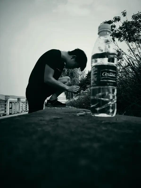 人累了有家可回，心累了可以去哪呢？人活着，身累尚可休息，心累却如顽疾难愈。社会残