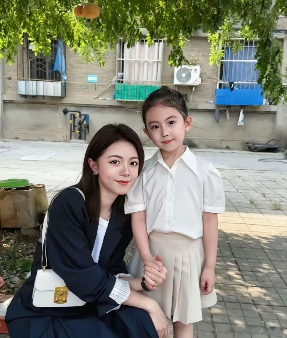才知道《无可替代》里面的小徐迟是《骄阳似我》聂曦光的女儿​果然小孩子是一岁一长呀