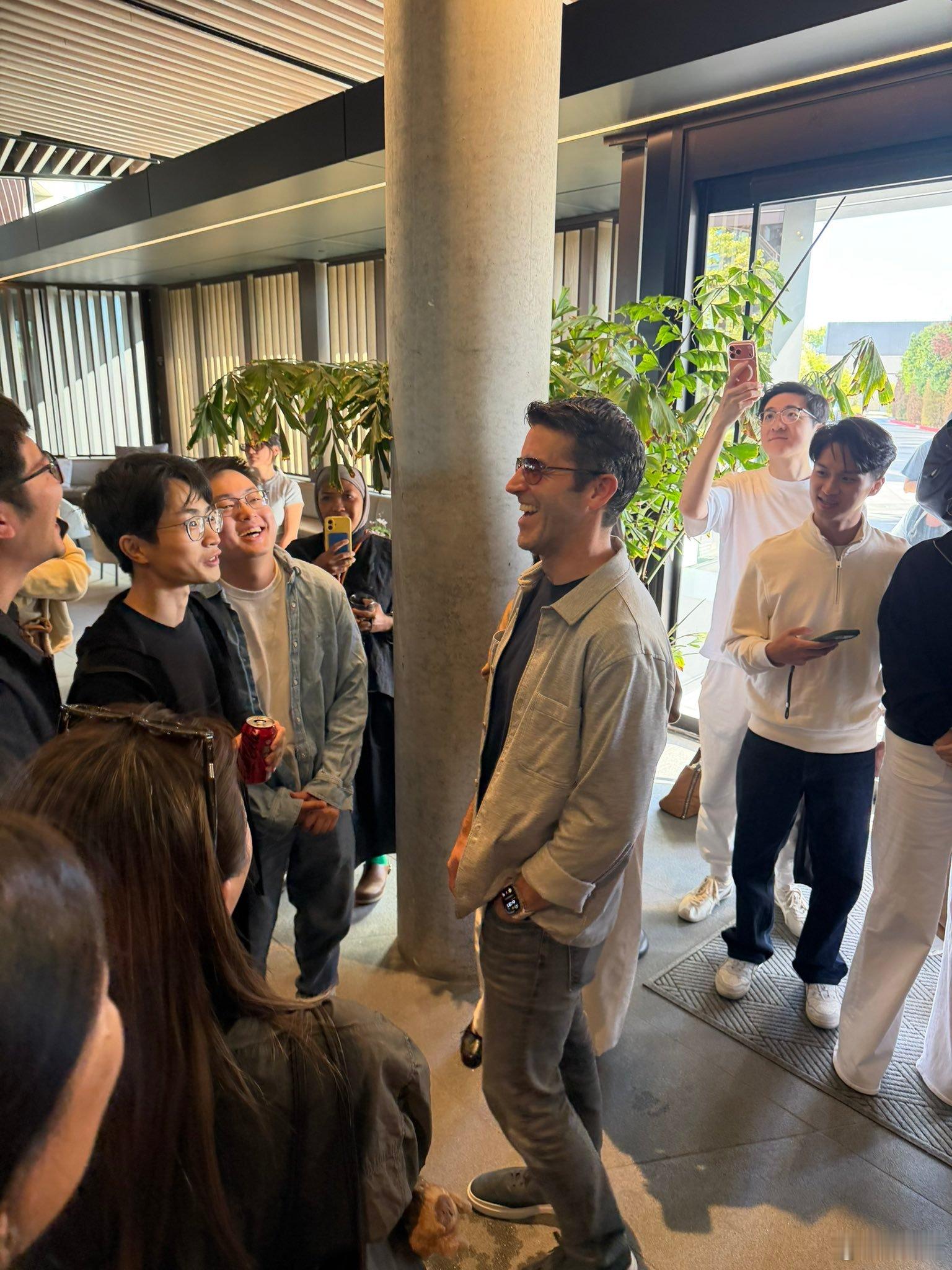 苹果新CEO现身WWDC晚宴特努斯作为苹果新任CEO现身WWDC26的相关活动，