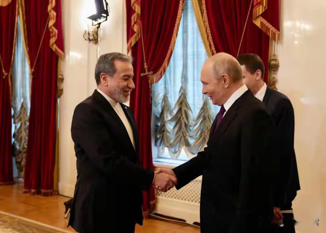 阿拉格齐访问俄罗斯与俄密谋后回国，准备主动开启大决战。现在的局势就是，伊朗一手递