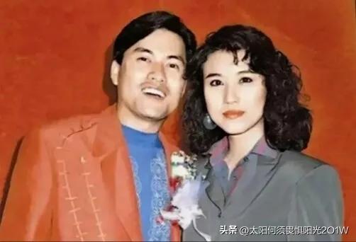 1990年，吕良伟父亲大骂：“你老婆周海媚天天睡到12点，这么懒的女人，也不伺候