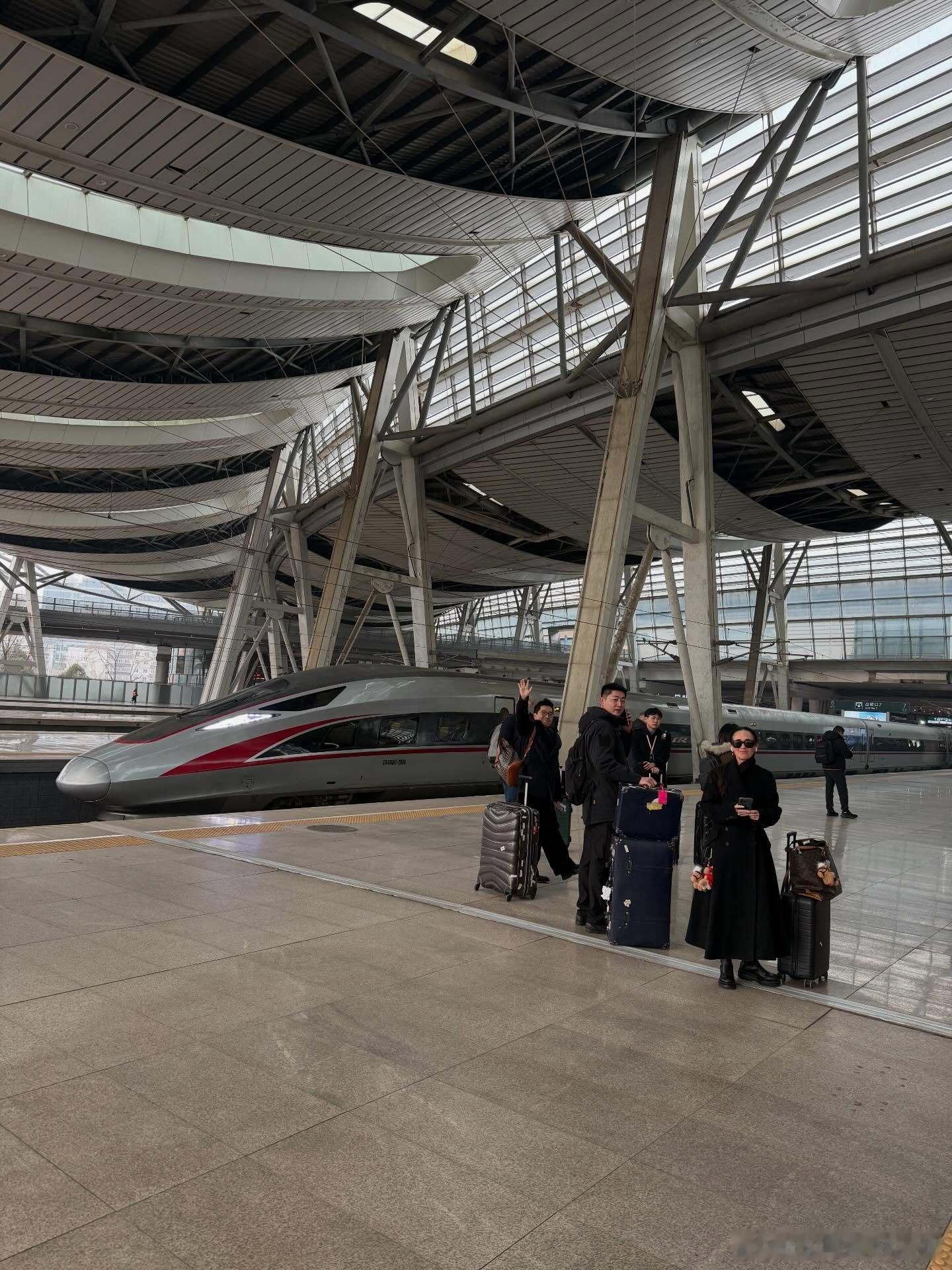 裴淳华夸赞中国高铁裴淳华 今日，裴淳华（Rosamund Pike）发布图文夸赞