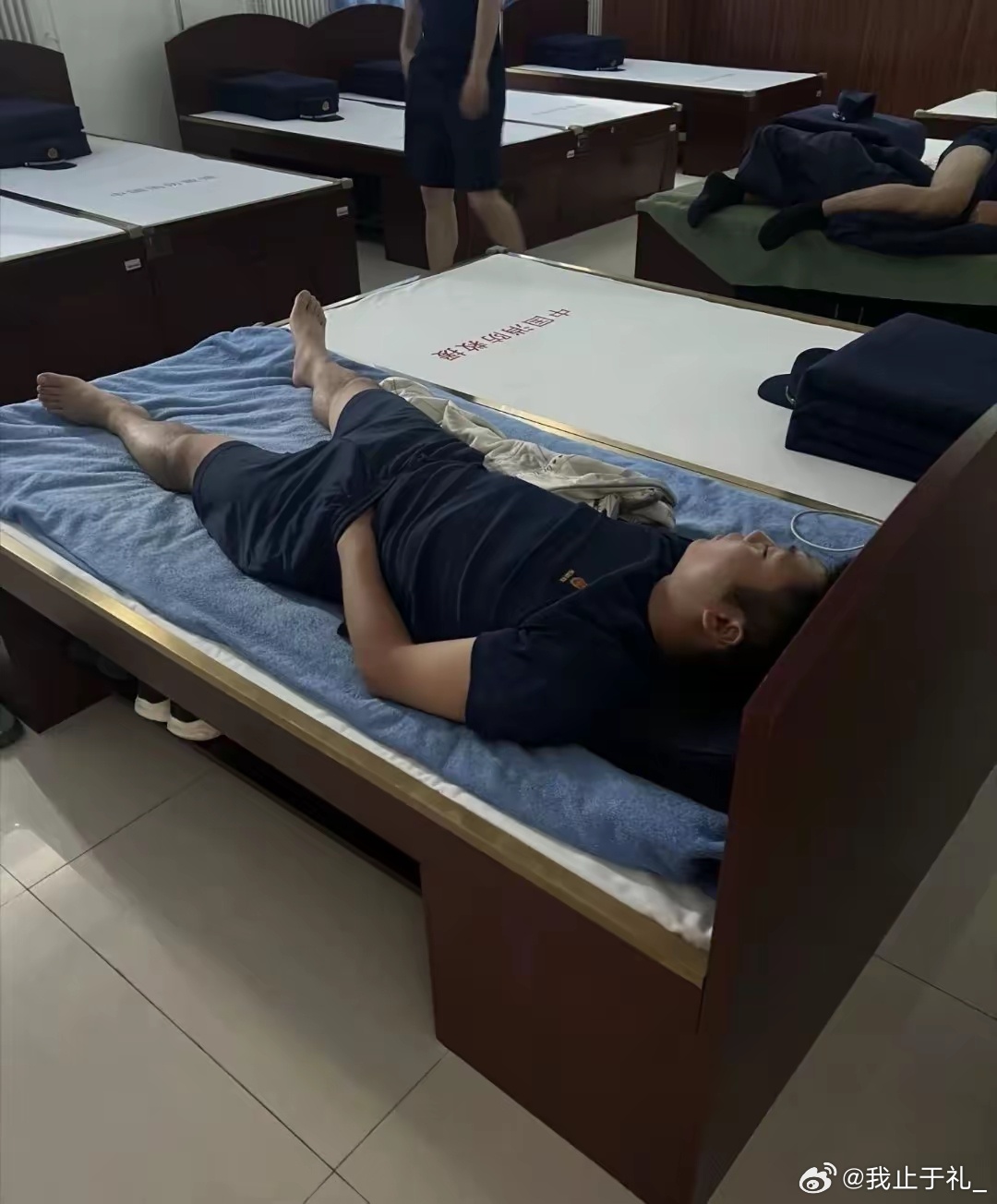 全体男性的标准睡姿吧，无言可辩! 