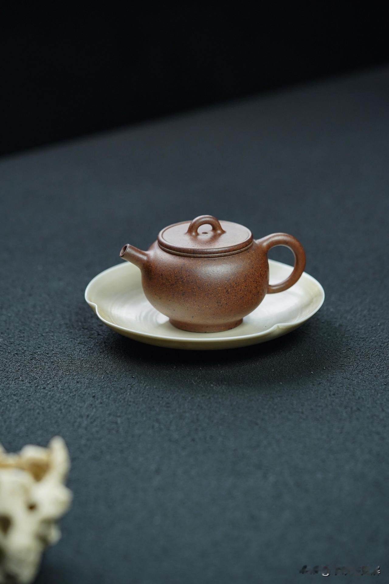 　　紫砂壶的收藏者是绝不会把形态各异的壶囚放在橱架上的。真正爱惜茶壶的人，会定时