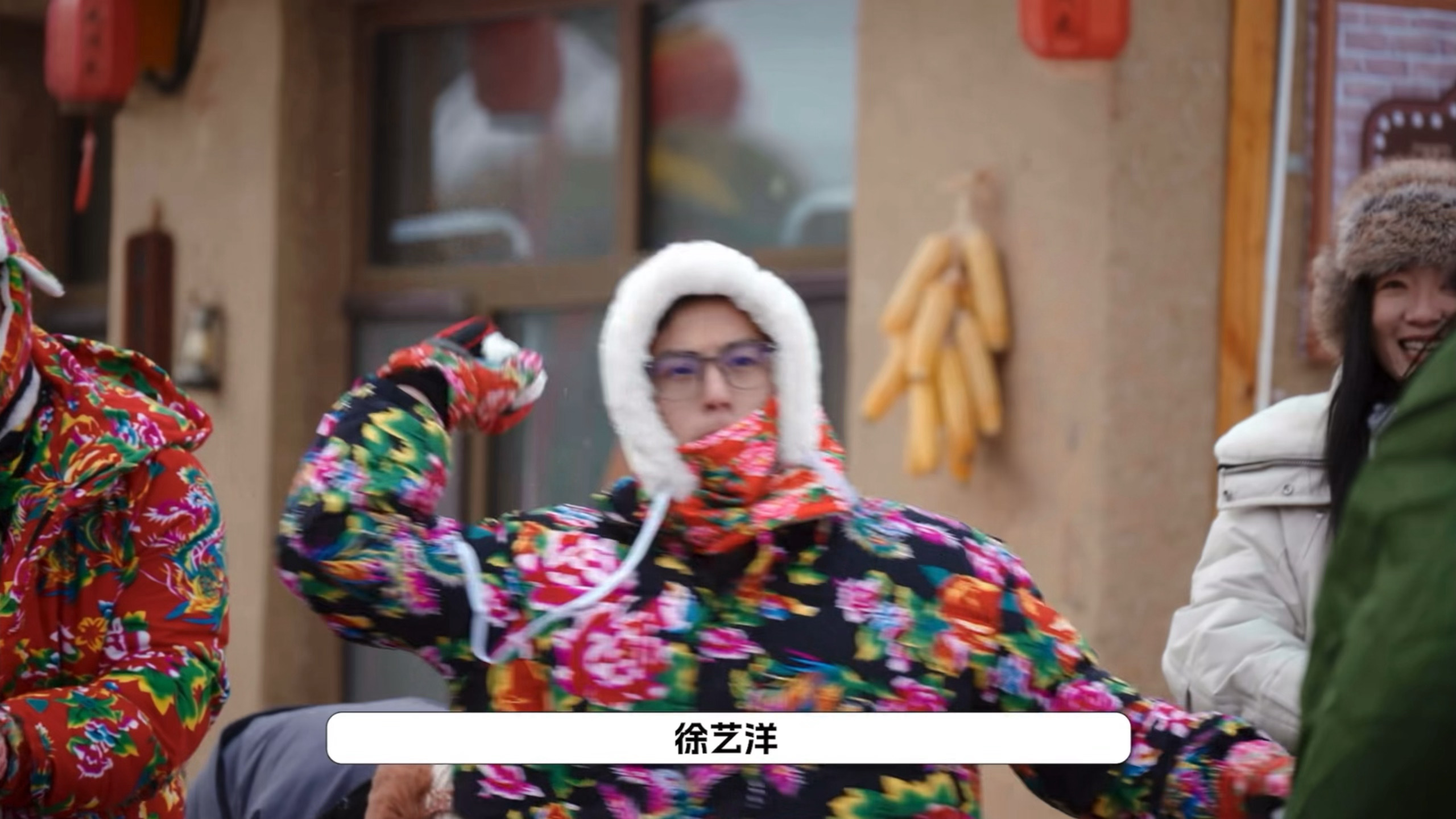 哈哈哈哈哈姐姐抱着衣服一脸慈母笑哈哈哈哈哈 