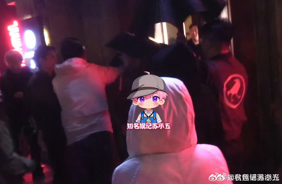 田曦薇司机与粉丝发生冲突曝田曦薇司机和粉丝发生冲突 娱乐自媒体拍到田曦薇深夜去酒