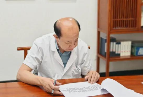 抽动症：入秋后让孩子吃对这三样，肝风渐渐平，眨眼耸肩连连减！效果比钩藤还好，父母