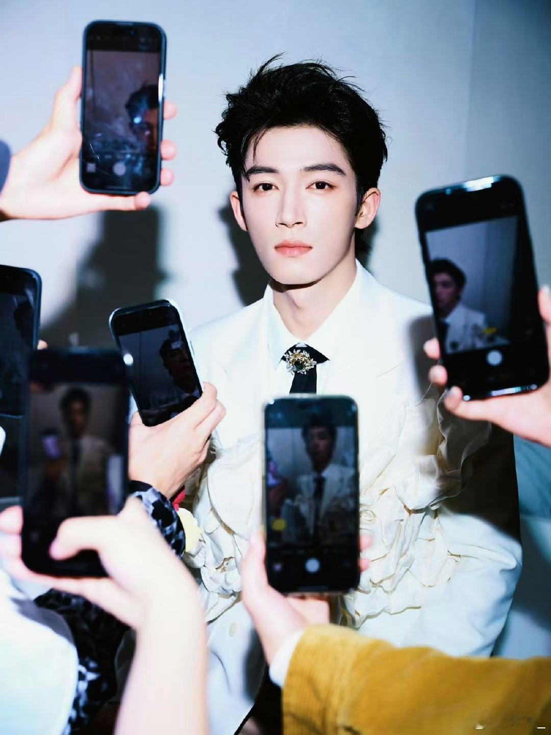 王星越告白进组 王星越成都进组《告白》，周京泽的故事即将开启，同时心心念念《唐宫