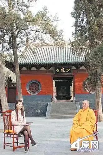 随着释永信被查，一些过去的趣味又被网友们翻出来了。     2008年李湘作为湖