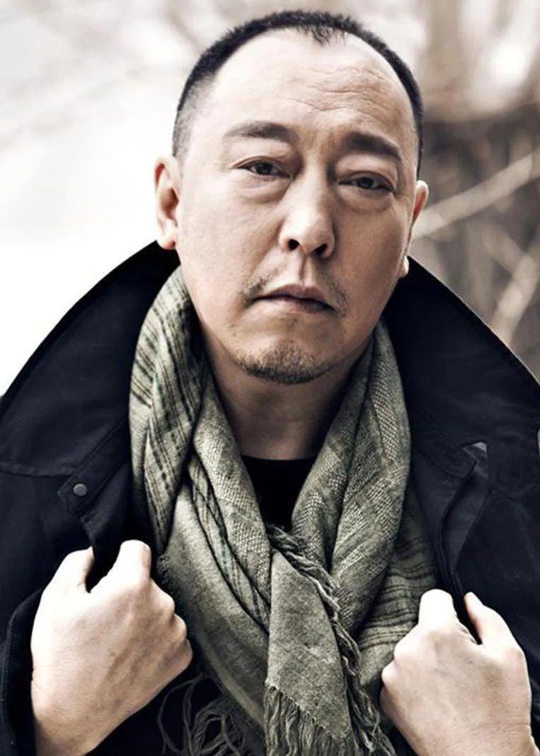 演员，倪大红说，我记得我拍《高山下的花环》给了我点儿钱，大概到我手上三百块钱，那