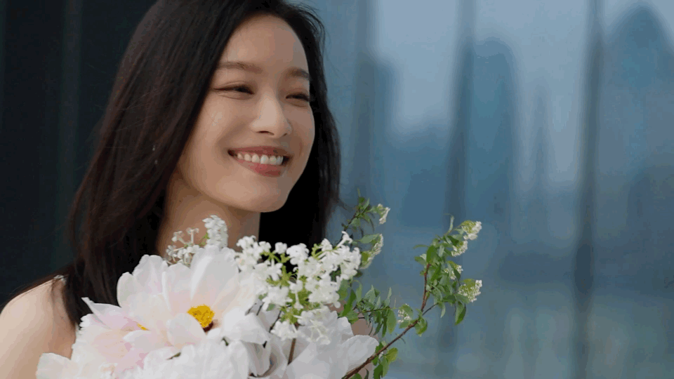 #520明星都出来营业了##倪妮也有捧花头像了#倪妮最新大片，一身白裙优雅知性，