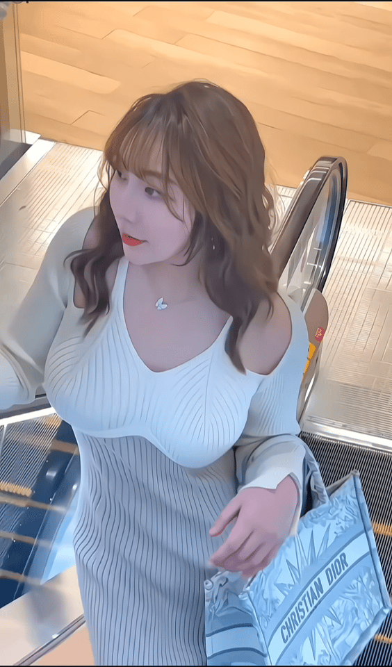 北野未奈，这壮实身材比例藏不住的好。 
