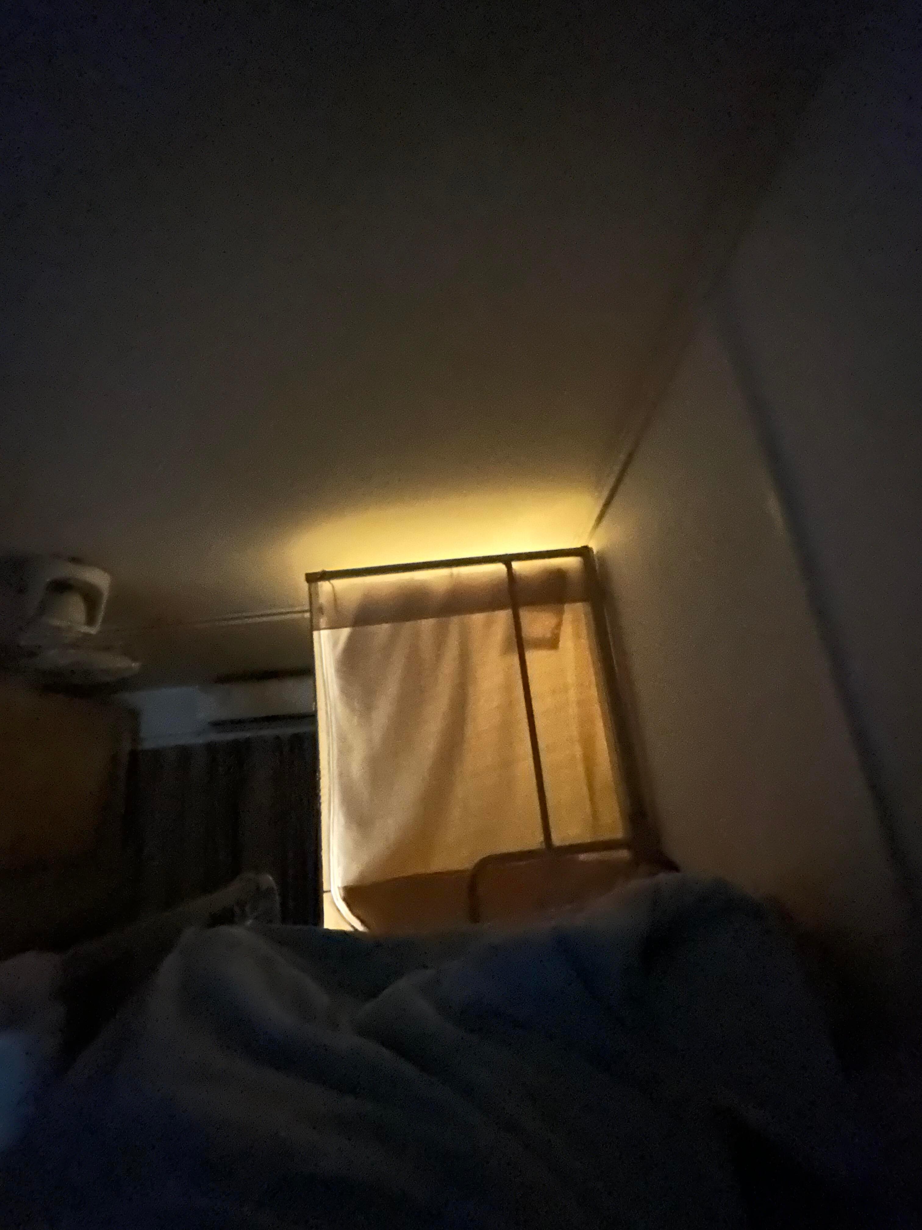 室友精挑细选了十天的床帘如孔明灯一般 ​​​