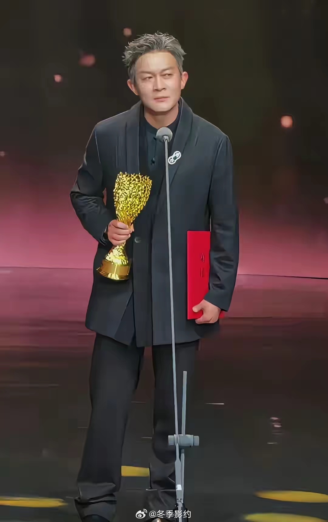 不光杨志刚自己懵了，网友也看懵了！不是因为奖没有含金量，而是他居然拿了最佳男配角