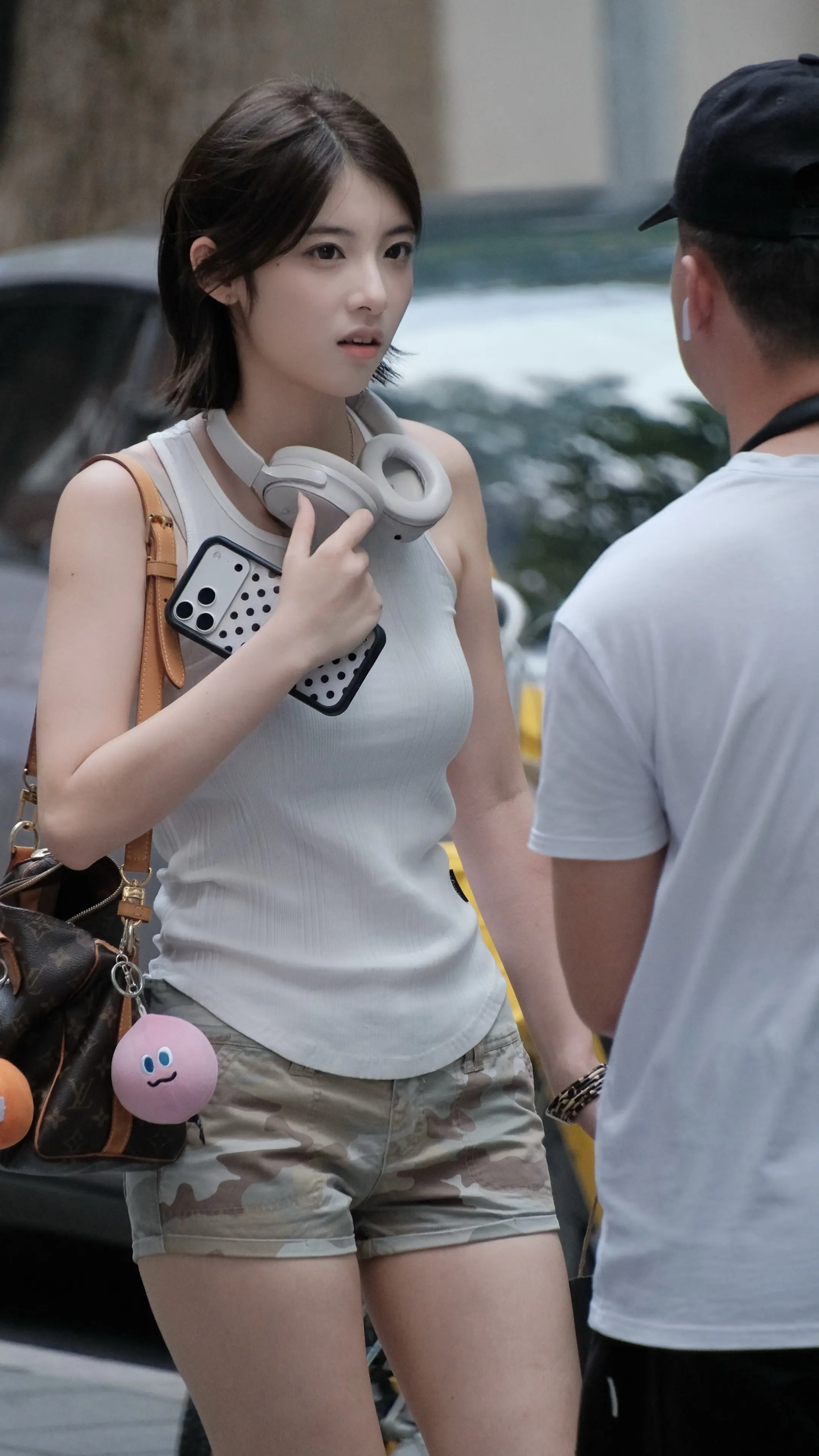 首图小姐姐美的好像古早剧的气质大女主。那你跟闺蜜是不是也很久没有这样去逛街了呢？