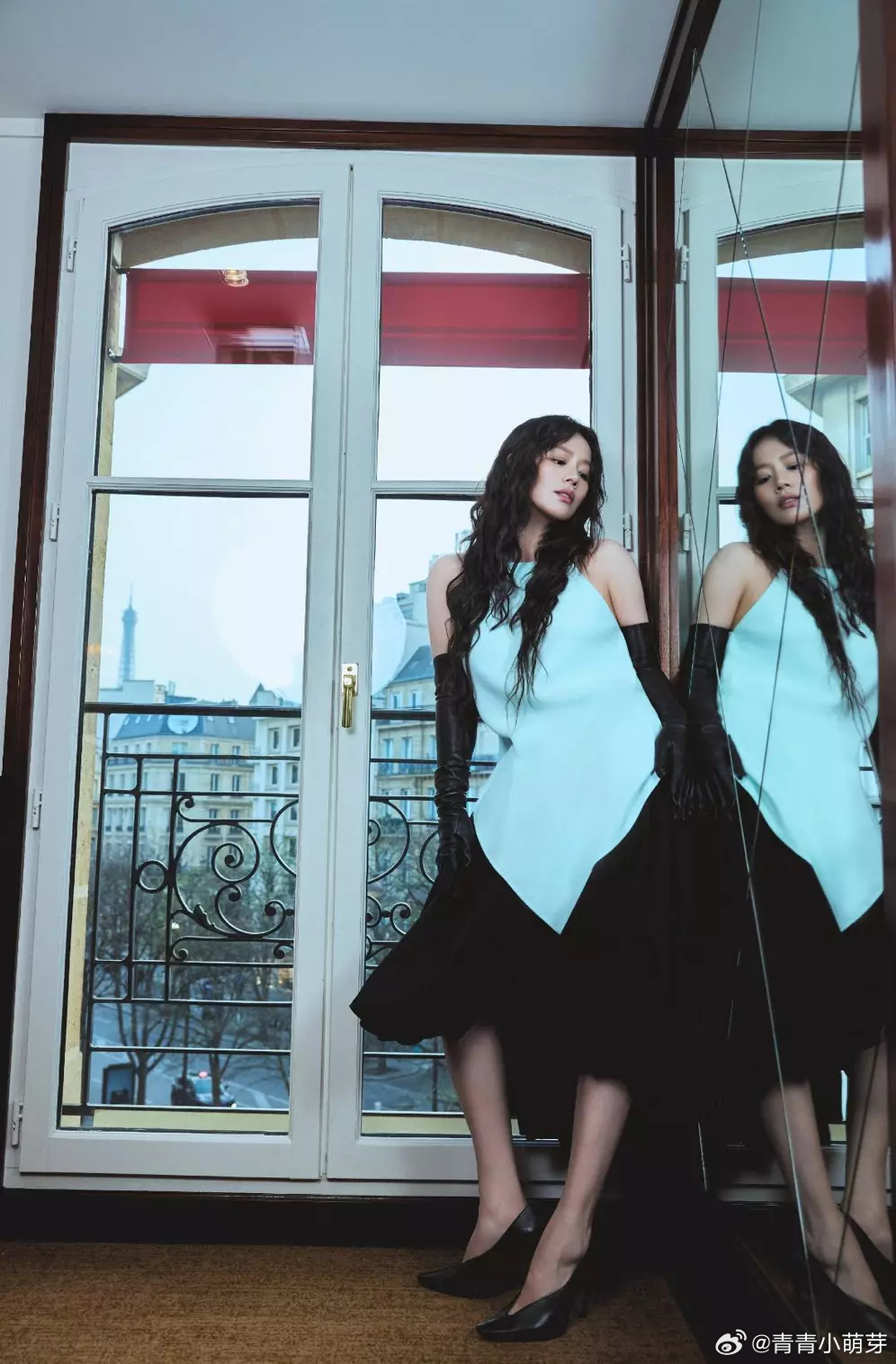 青青娱乐马思纯她穿蓝黑拼色裙配长皮手套，羊毛卷造型尽显法式风情。 