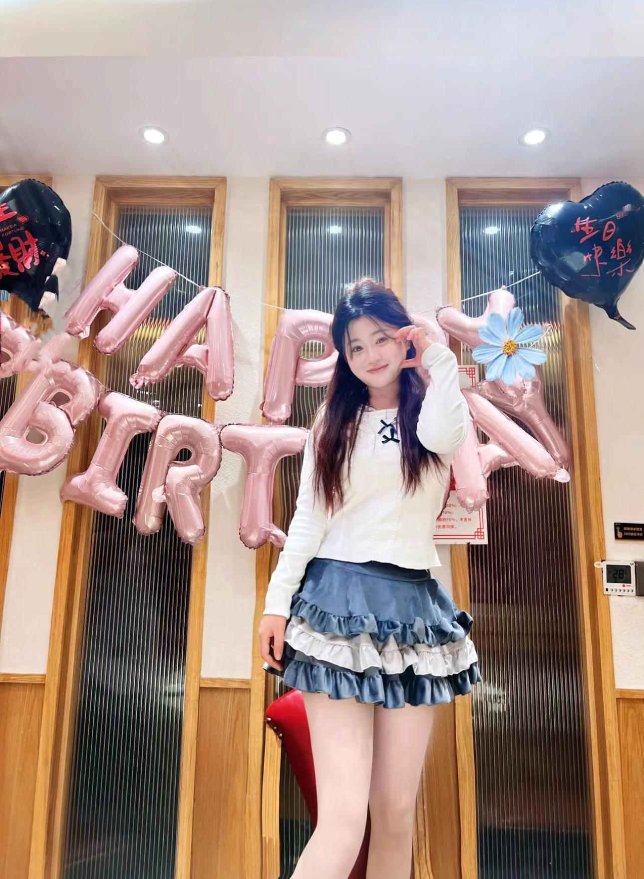 我女同学90后，今年35岁，图片中是她女儿18岁生日成人礼，问一下，现在还有90