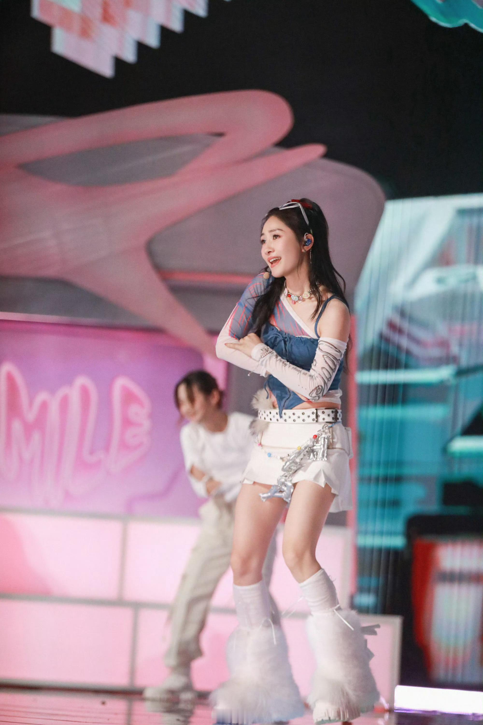 陶昕然李心洁徐梦洁谢楠撑伞饭撒哇哦！！陶昕然李心洁徐梦洁谢楠撑伞饭撒，好漂亮的姐