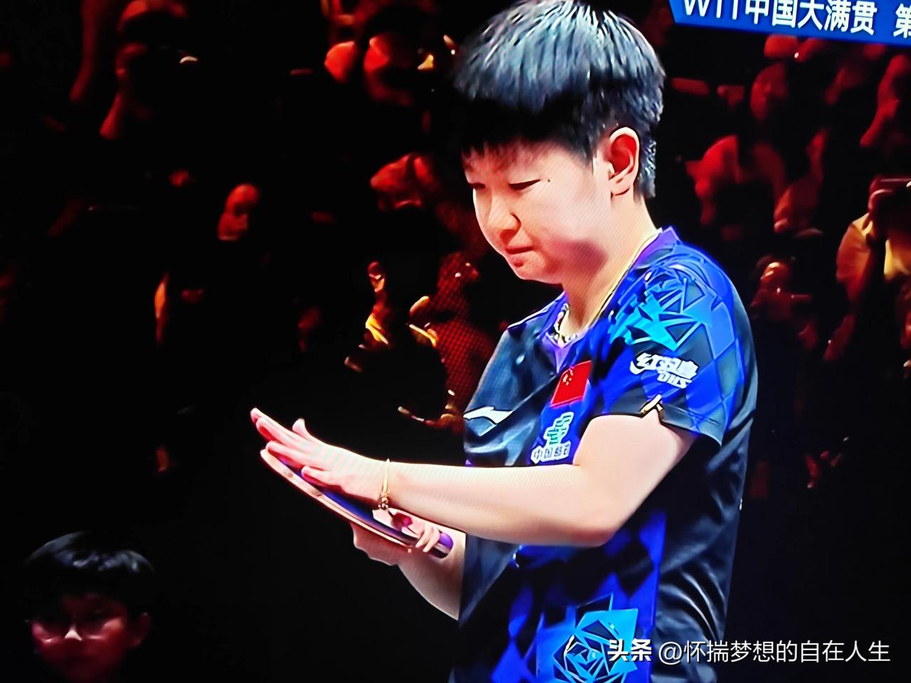 孙颖莎对她的球迷是真的好呀！面对中国台北小将叶依甜，本来能够3比0轻松拿下的比赛