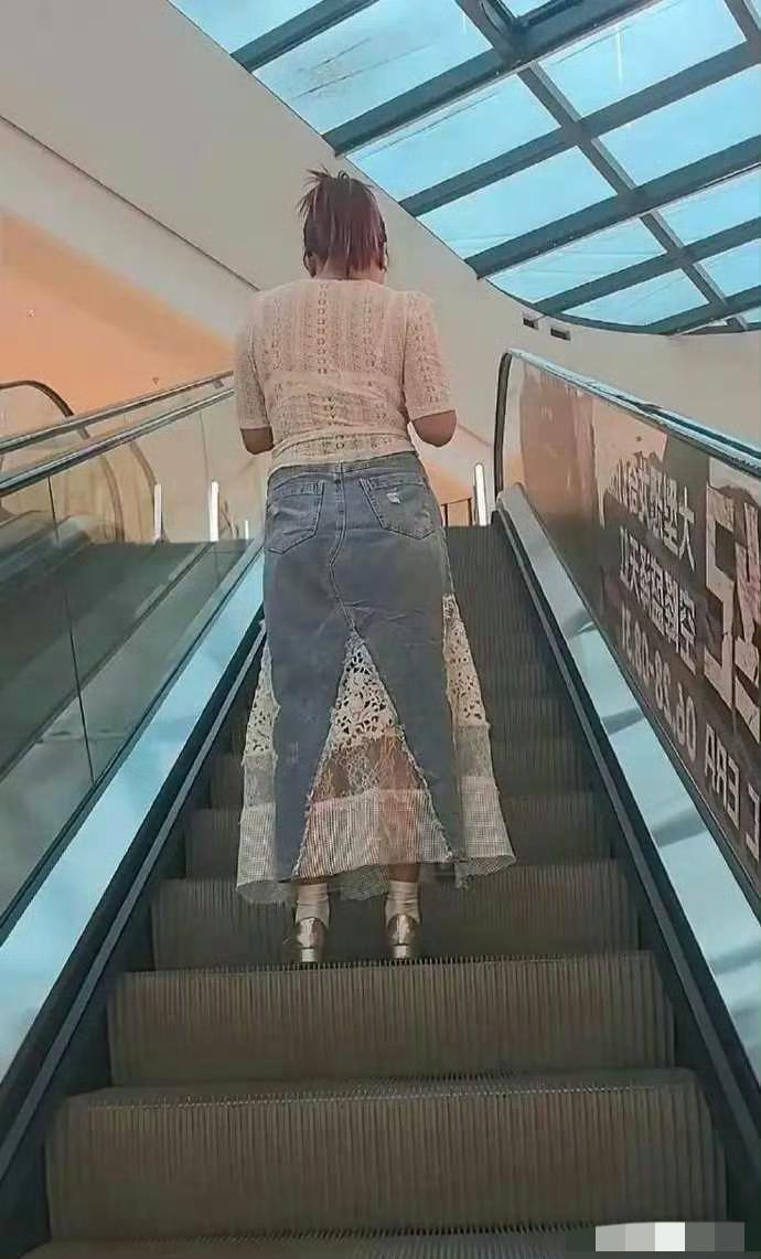 一个敢设计，一个敢穿，真是太牛了。