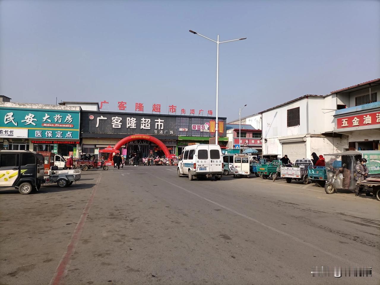 江苏徐州邳州农村，春节的气氛越来越浓，超市内百姓积极采购年货。
总觉得大街上少了