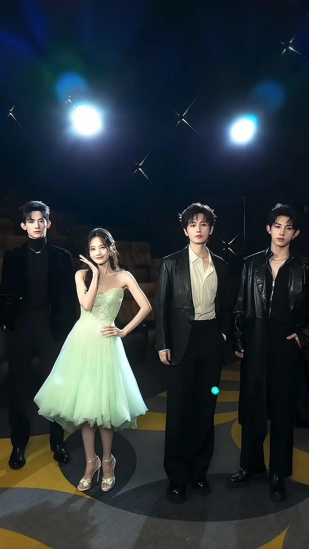 近期播出剧的剧宣里面，男女主离得最远的一次。[捂嘴哭] ​​​